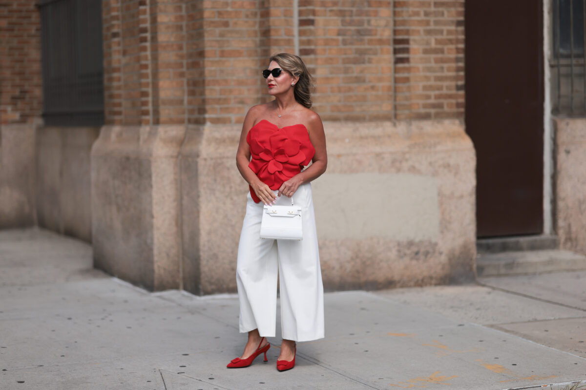 A pop of red: Το styling trick που χρειάζεσαι για να μεταμορφώσεις τα outfits σου
