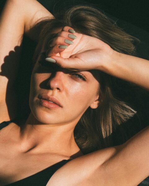 Self-tan: Tips & 10 top προϊόντα για χρυσαφένιο μαύρισμα στο σπίτι