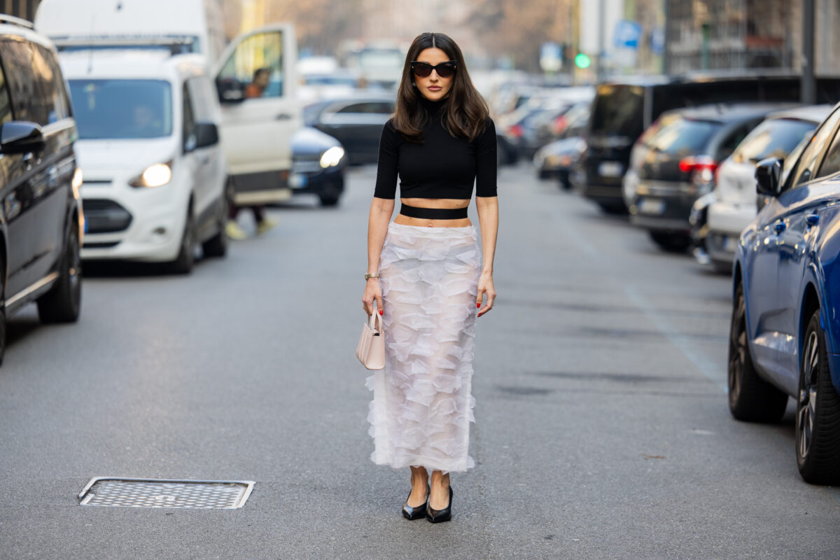 Sheer skirt: Το κομμάτι «κλειδί» των 90s για το απόλυτο see-through σύνολο