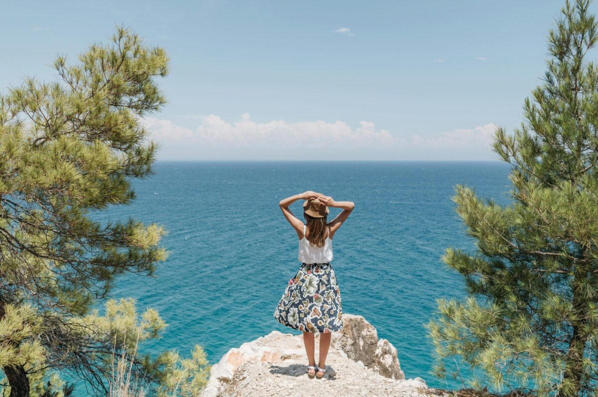 Γυναίκα κοιτάζει τη θέα της θάλασσας