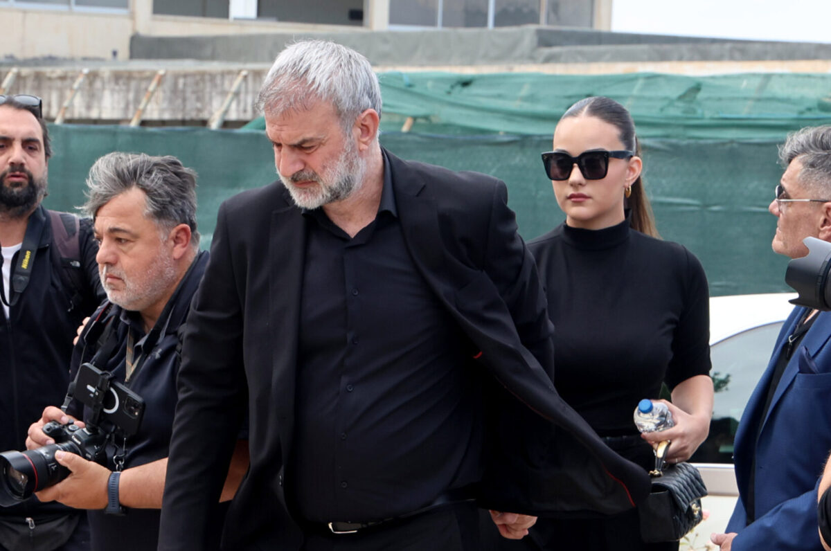 Κηδεία Γωγώς Μαστροκώστα: Πλήθος κόσμου στο τελευταίο «αντίο» – Τραγικές φιγούρες η μητέρα, η αδελφή της, ο Τραϊανός Δέλλας & η Βικτώρια