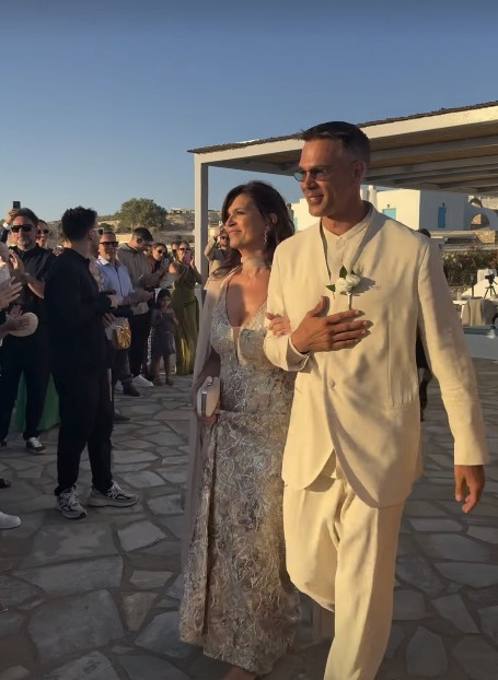 O Bruno Cerella συνοδεύεται στον γάμο του από την μητέρα του.