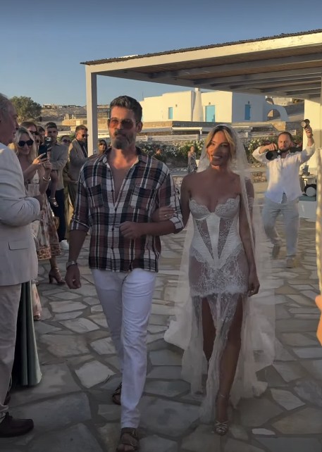 Η Αθηνά Οικονομάκου συνοδευόμενη στον γάμος της από τον αδελφό της.