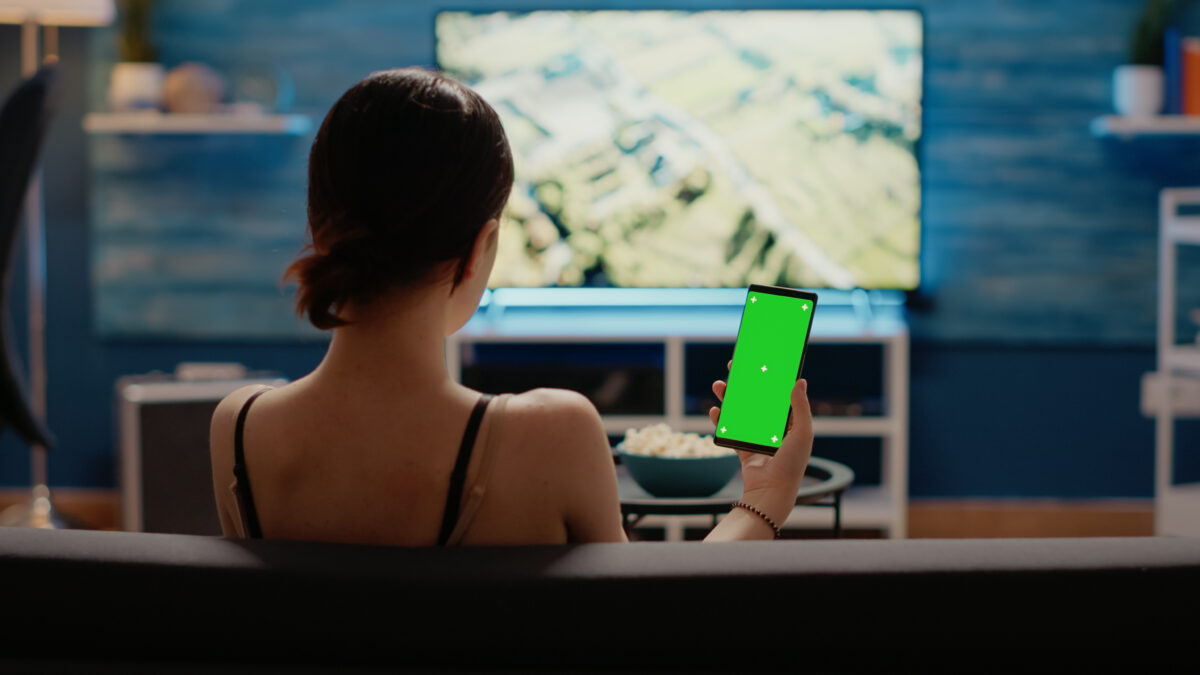 Η εποχή της «background TV»: Γιατί δεν βλέπουμε πια σειρές – απλώς τις έχουμε να παίζουν;
