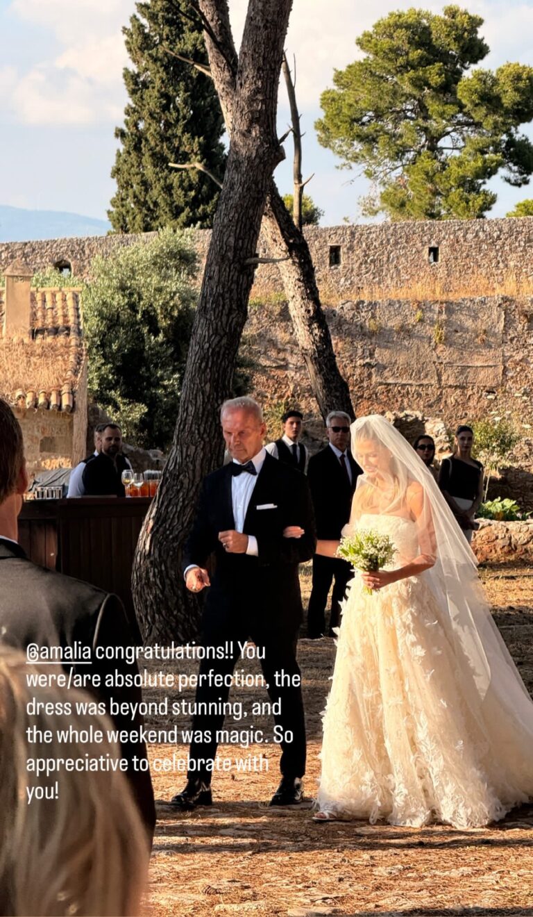 Ο γάμος της Αμαλίας Κωστοπούλου. Τη συνοδεύει ο Πέτρος Κωστόπουλος.