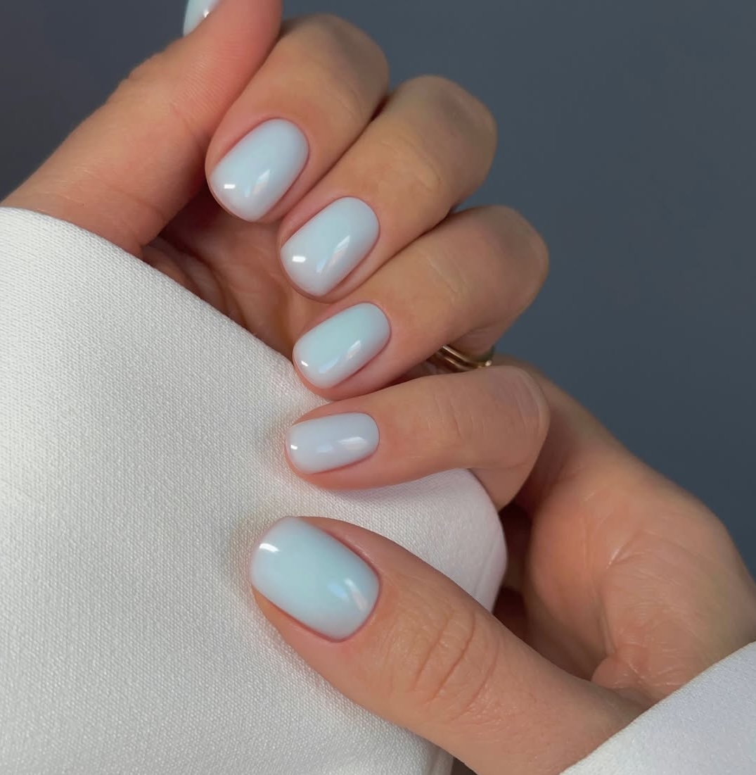 Nύχια 2026: Γιατί το baby blue manicure ξεχωρίζει φέτος το καλοκαίρι