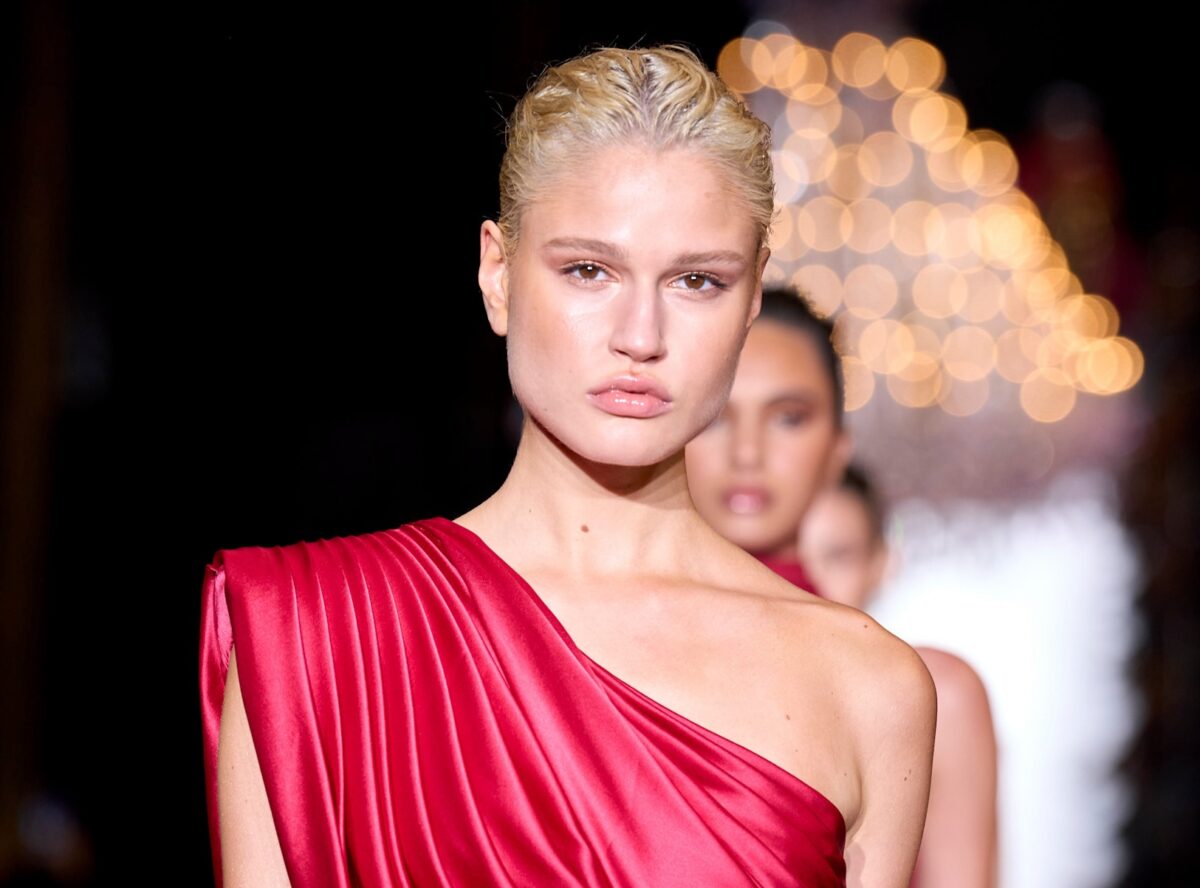 Τα glass highlighters τρεντάρουν – Πώς θα τα εφαρμόσεις για sexy summer look