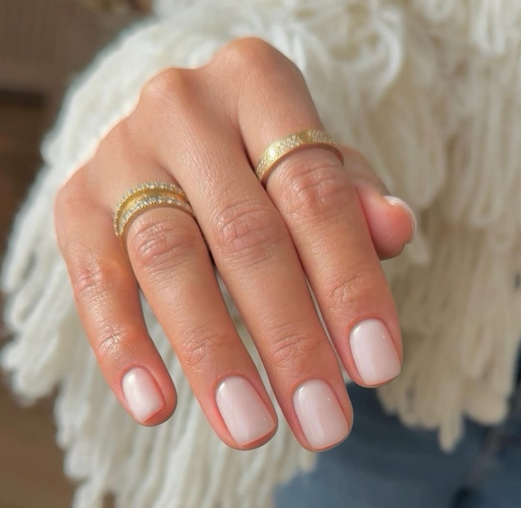 Italian manicure: Το nail trend που θα λατρέψεις αν έχεις κοντά νύχια
