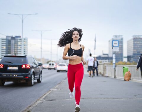 Κοπέλα κάνει jogging