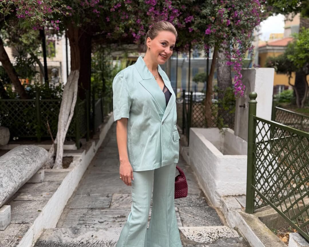 Το linen pistachio κοστούμι της Λένας Δροσάκη είναι ultra chic επιλογή για το καλοκαίρι