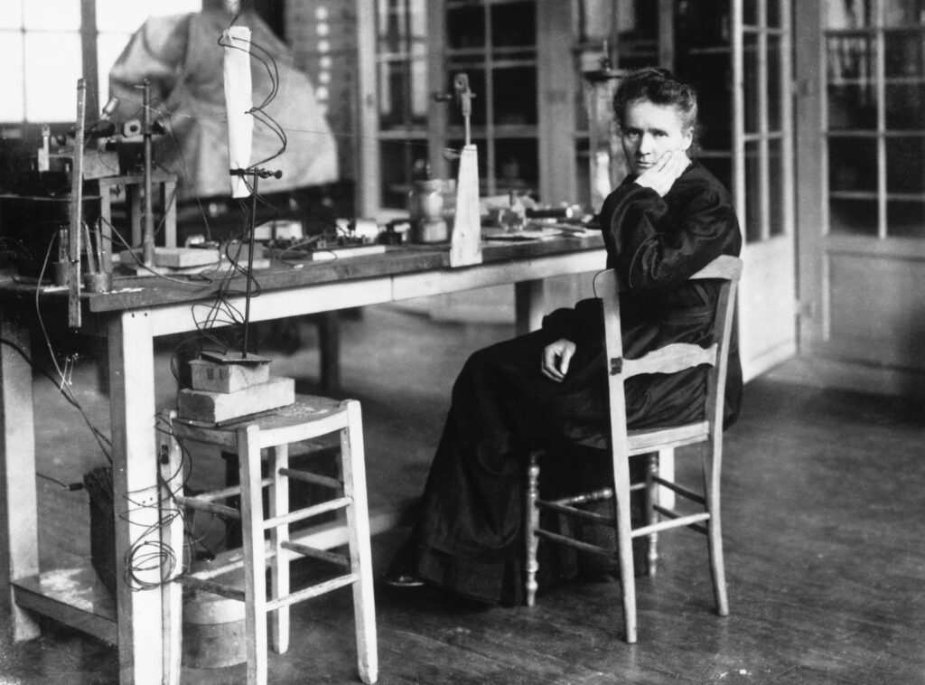 Η Marie Curie στο εργαστήριό της.