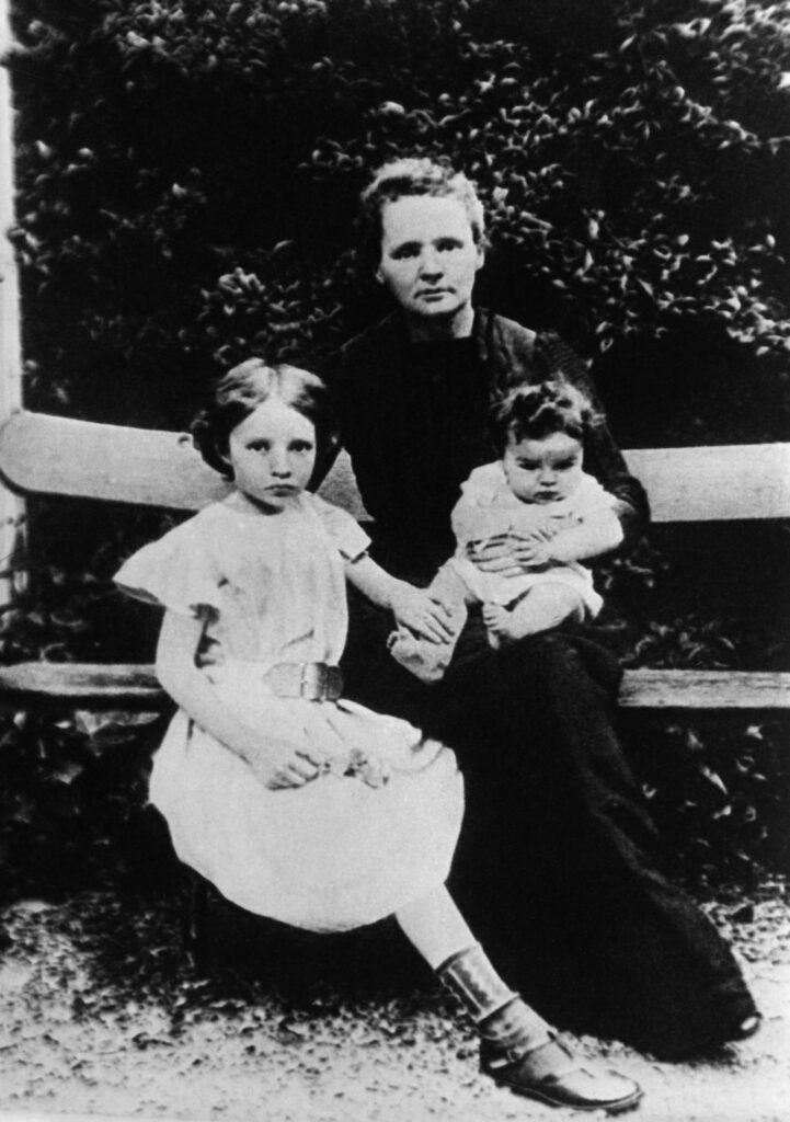 Η Marie Curie με τις κόρες της, την Irene και την Eve.