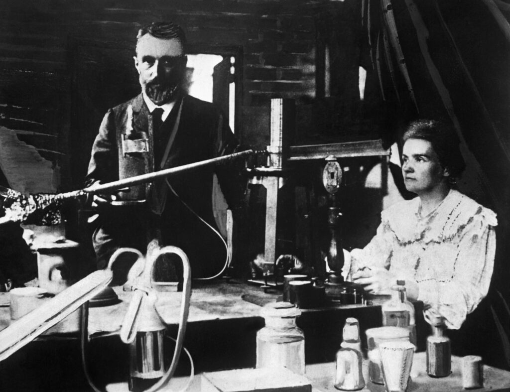Η Marie Curie και ο Pierre Curie στο εργαστήριό τους.