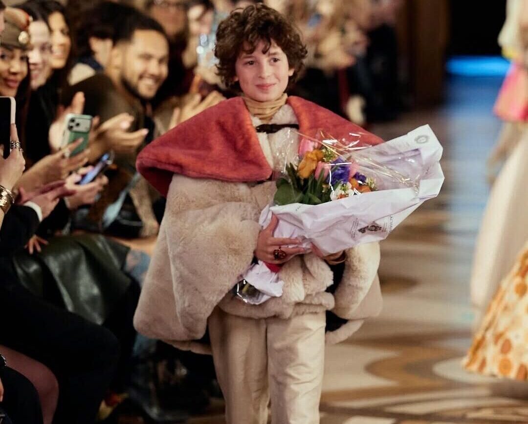 Max Alexander: Ο νεότερος fashion designer στον κόσμo που αλλάζει τα δεδομένα στη μόδα