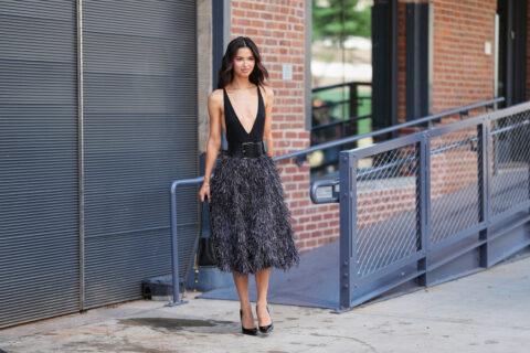 Feathered skirt: Το statement κομμάτι που θα χρειαστείς για ανάλαφρες εμφανίσεις με έντονο χαρακτήρα