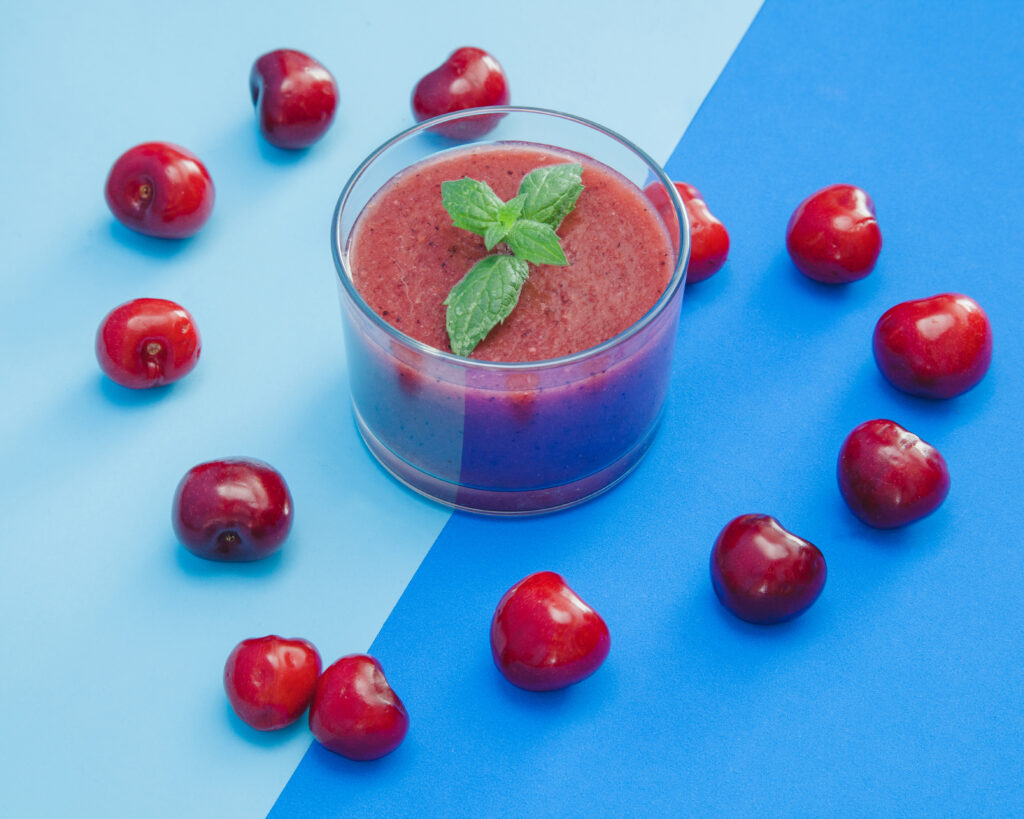 Smoothie με κεράσι και δυόσμο.