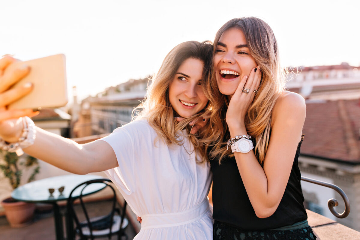 Fringe friend: Μήπως έχεις βρεθεί κι εσύ στην άβολη θέση του να ανήκεις κάπου… αλλά όχι εντελώς;