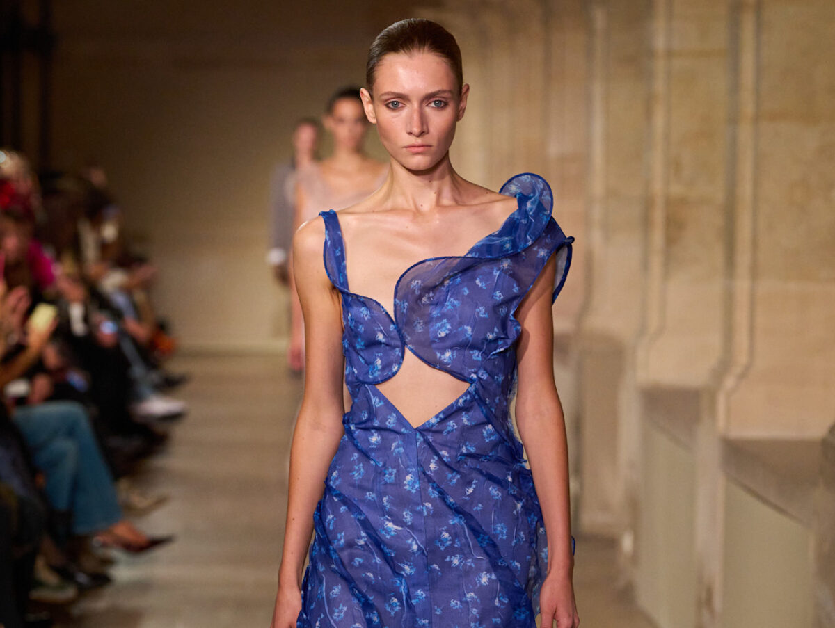 Cobalt blue: Η electric απόχρωση που έχει κερδίσει το ενδιαφέρον των fashion enthusiasts