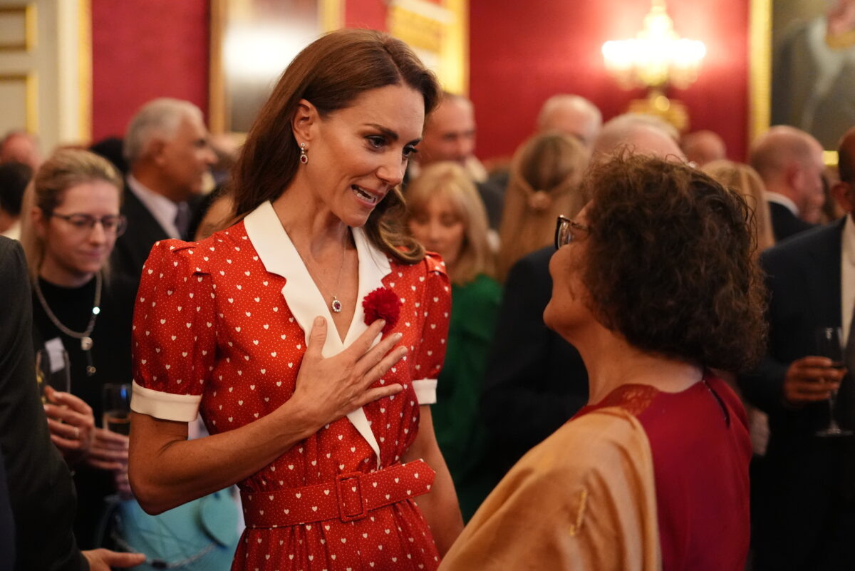 Kate Middleton: Το κόκκινο φόρεμα με vintage σιλουέτα και polka dots που έκλεψε τις εντυπώσεις σε βασιλική δεξίωση
