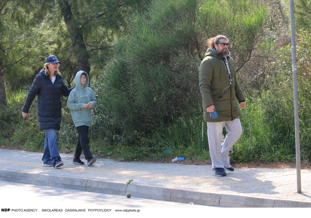 Η Έλενα Κατραβά με τον γιο της και τον Λορέντζο Καριέρε.