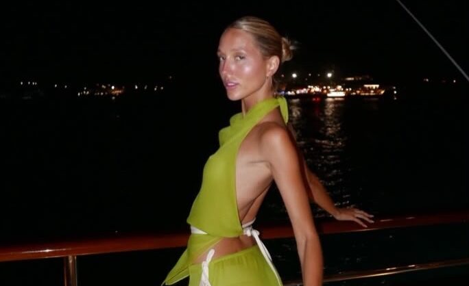 Το matching σύνολο της Μαρίας-Ολυμπίας Ντε Γκρες σε chartreuse απόχρωση που πρέπει να δοκιμάσεις ASAP