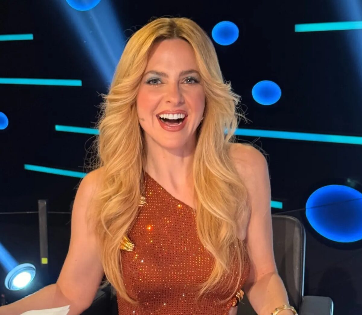 Ρένα Μόρφη: Με μαγικό oceanic glam μακιγιάζ στον τελικό του YFSF