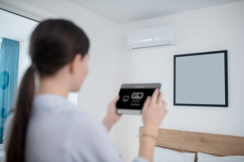 Γυναίκα ανοίγει το air condition
