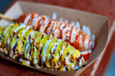 Corn dog: Τι είναι το αμερικάνικο σνακ και 4 μαγαζιά στην Αθήνα για να το δοκιμάσεις