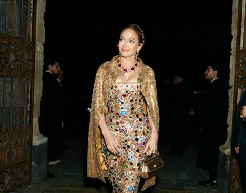 Jennifer Lopez: Η εκθαμβωτική εμφάνιση με χρυσή δημιουργία στο show του οίκου Dolce & Gabanna