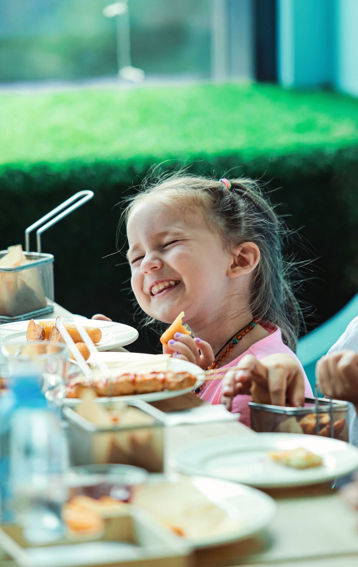 8 kids-friendly εστιατόρια για καλοκαιρινές εξόδους με όλη την οικογένεια