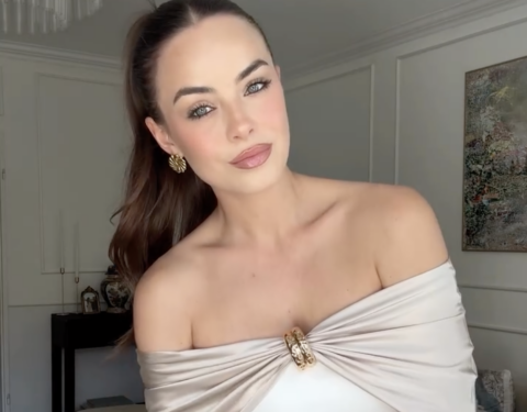 Πώς ένα satin top μπορεί να μεταμορφώσει κάθε φόρεμα σε off-the-shoulder δημιουργία