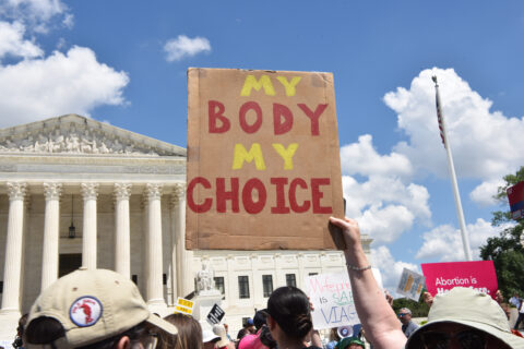Το μήνυμα «My body my choice» από πορεία υπέρ της άμβλωσης.