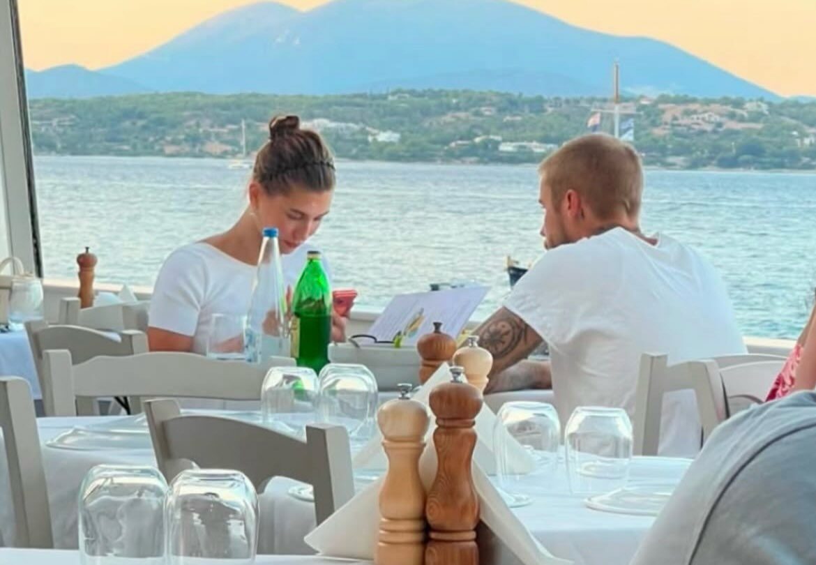 O Justin Bieber και η Hailey Bieber σε ταβέρνα στις Σπέτσες