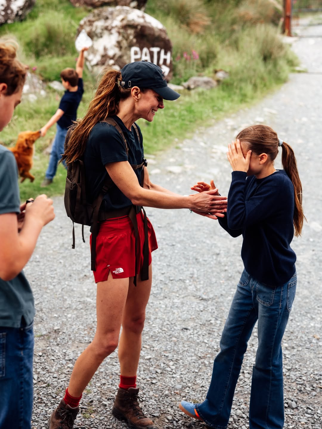 H Kate Middleton με τα παιδιά της μετά το National Three Peaks Challenge.