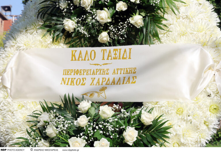 Στεφάνια στην κηδεία της Μαίρης Λίντα