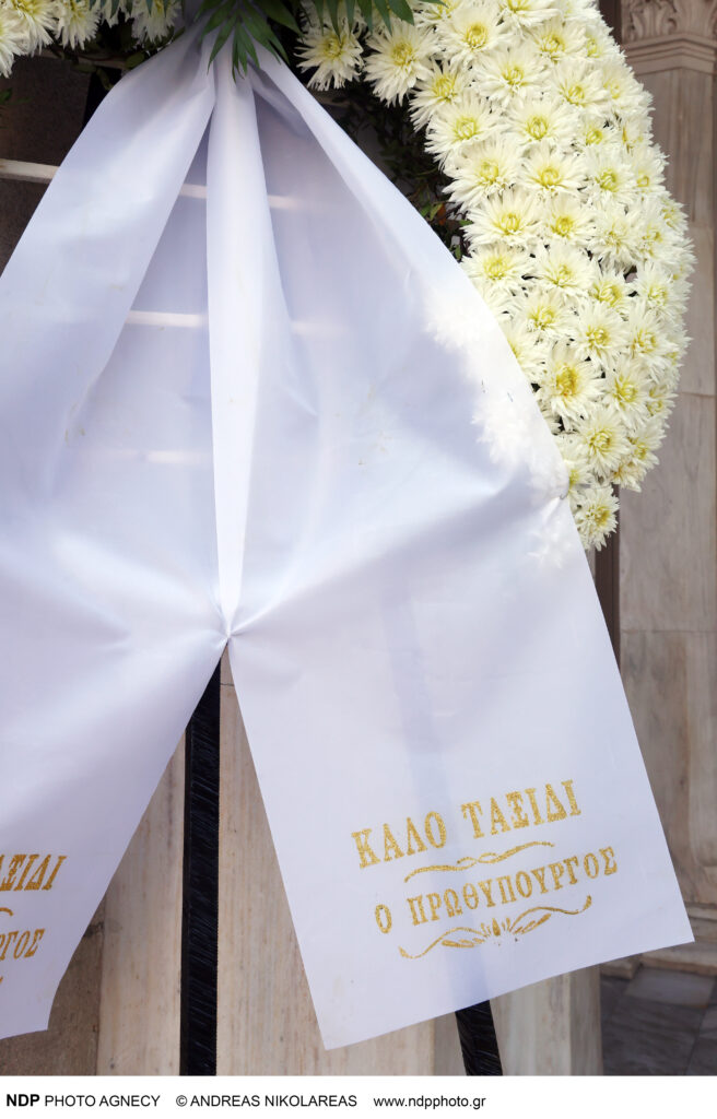 Στεφάνια στη κηδεία της Μάρως Κοντού