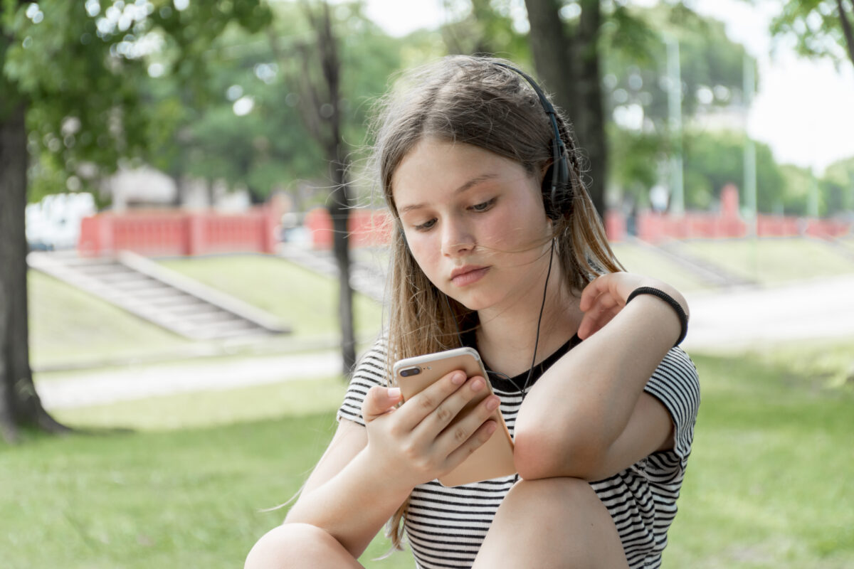 Κορίτσι κοιτάζει το smartphone.