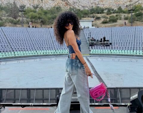 Το denim-on-denim look της Μαρίας Σολωμού είναι ιδανικό για τις συναυλίες του καλοκαιριού