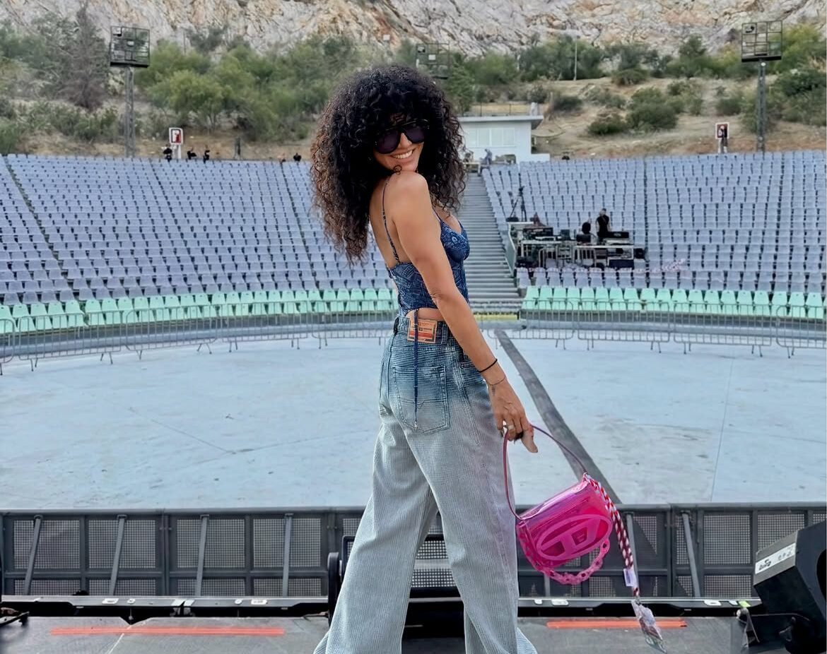 Το denim-on-denim look της Μαρίας Σολωμού είναι ιδανικό για τις συναυλίες του καλοκαιριού