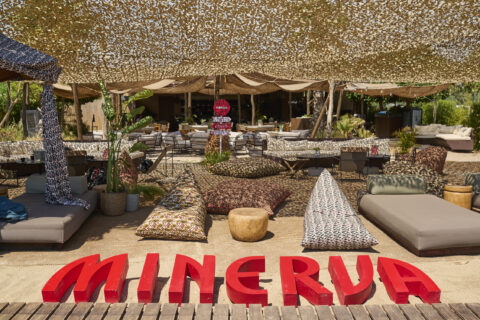 «Prints in the Sand»: Η παρουσίαση της νέας συλλογής της Minerva δίπλα στη θάλασσα