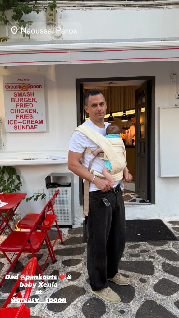Ο Παναγιώτης Κουτσουμπής με το μωρό