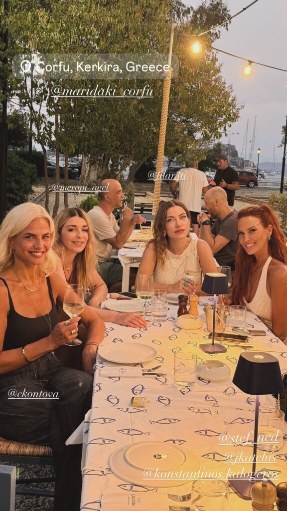 Η Σίσσυ Χρηστίδου, η Χριστίνα Κοντοβά και οι παιδικές φίλες της Σίσσυς.