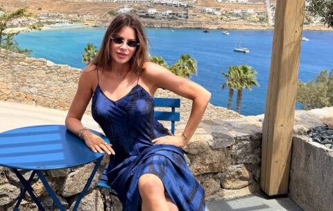 Sofia Vergara: Στη Μύκονο με tie-dye φόρεμα που θα δώσει καλοκαιρινή αύρα σε κάθε σου look