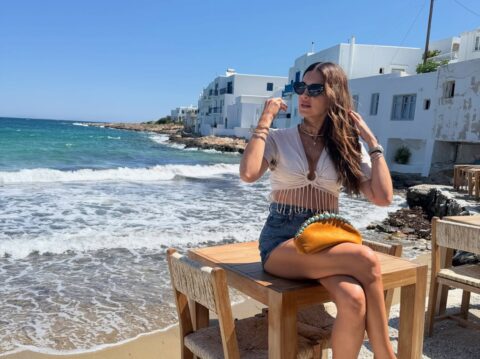 Το island look με κρόσσια της Σταματίνας Τσιμτσιλή που συνδυάζει κομψότητα και κίνηση