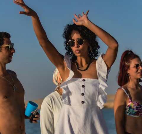 Πώς να διοργανώσεις το τέλειο summer beach party on a budget