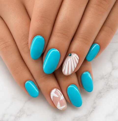 Τιρκουάζ νύχια: Το πιο δροσερό nail trend που κολακεύει την μπρονζέ επιδερμίδα