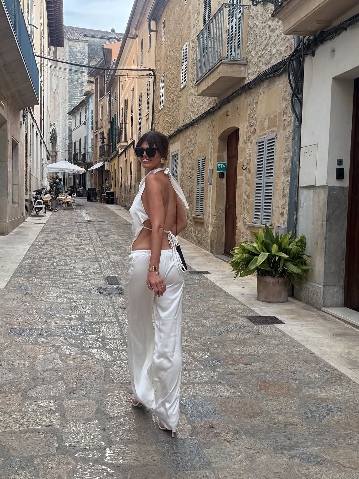 Go backless: Καλοκαίρι χωρίς αυτά τα stylish κομμάτια με ανοιχτή πλάτη δεν γίνεται