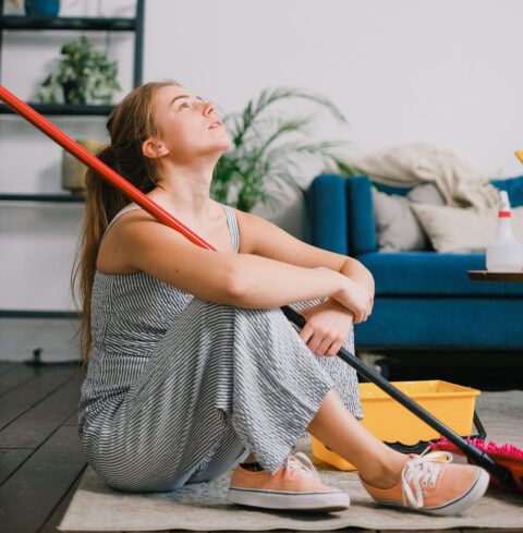 Γυναίκα ειναι κουρασμένη από το καθάρισμα