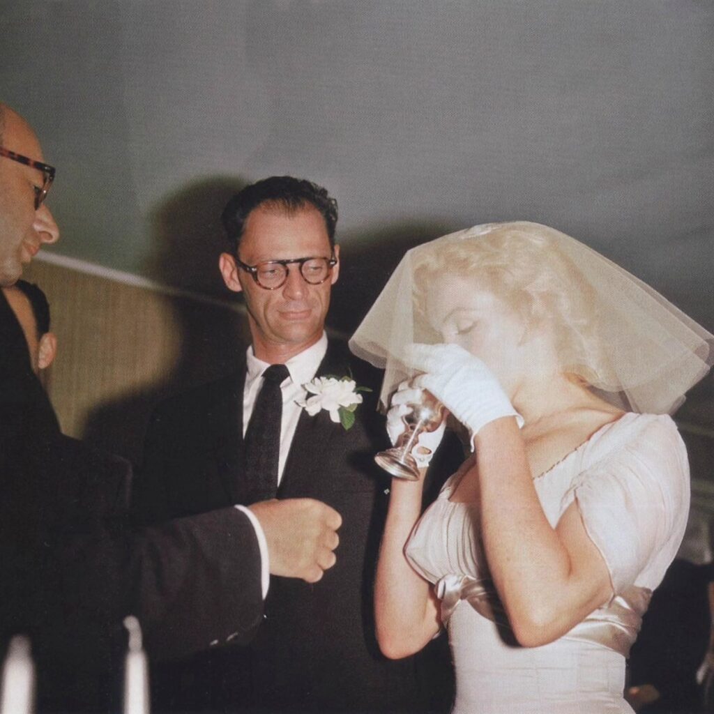 Η Marilyn Monroe και ο Arthur Miller στον γάμο τους.