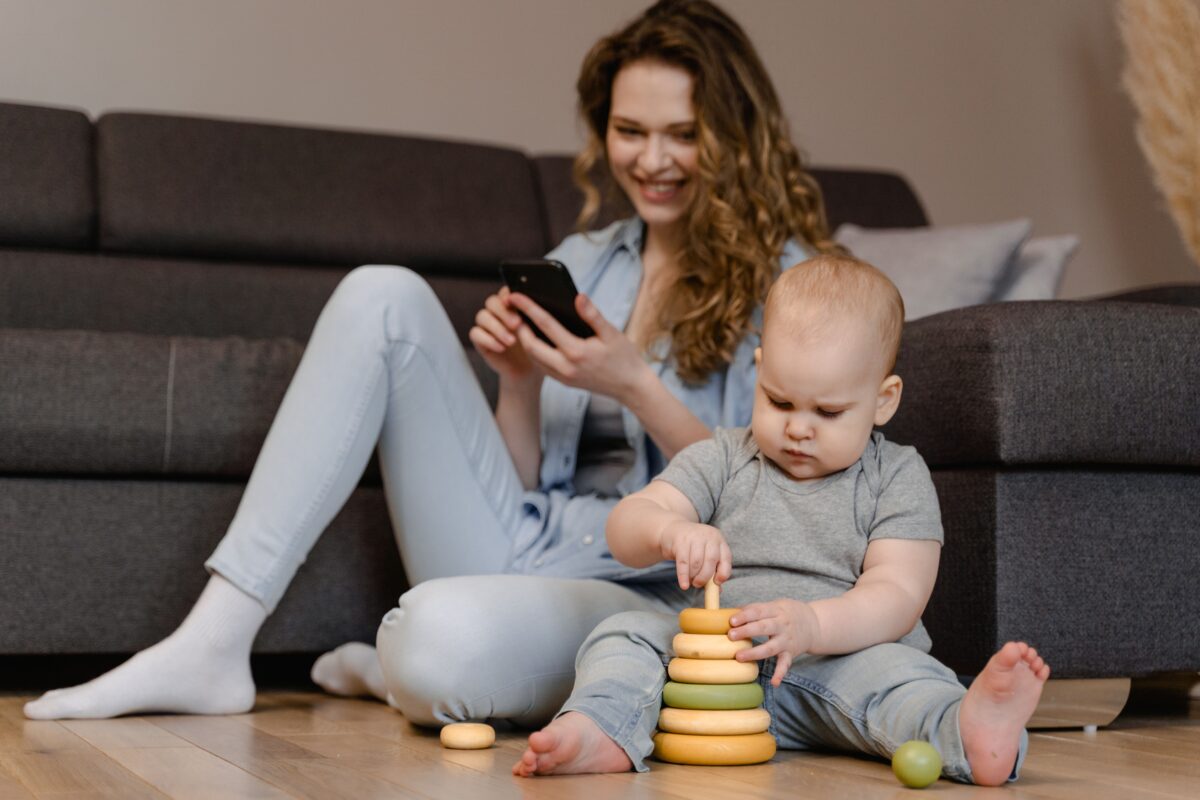 Μήπως κάνεις κι εσύ parental phubbing; Η συνήθεια με το κινητό & πώς επηρεάζει τη σχέση με το παιδί σου